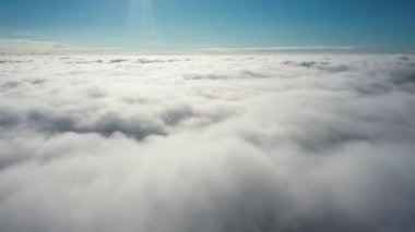 Bulutların üstündeki bir kuadkopterden alınan bulutların hava manzarası.