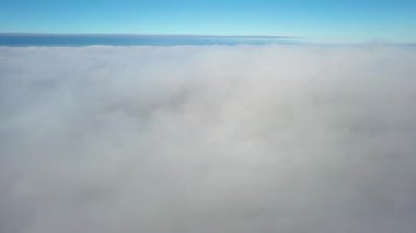 Kuadkopter bulutlarda uçuyor.