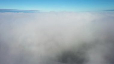 Kuadkopter bulutlarda uçuyor.