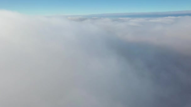 Der Quadrocopter fliegt in den Wolken — Stockvideo