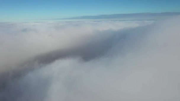 Το quadcopter πετάει στα σύννεφα — Αρχείο Βίντεο