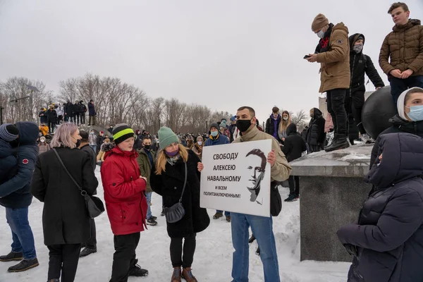 23 Ocak 2021, Rusya, Lipetsk, Navalny 'yi desteklemek için mitingler. Bir adam elinde 