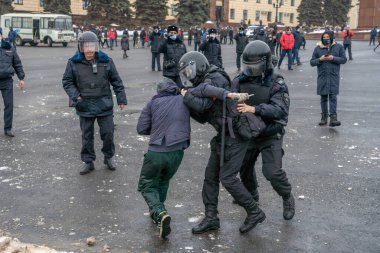 23 Ocak 2021, Rusya, Lipetsk, Navalny 'yi desteklemek için mitingler. Polis, Alexei Navalny 'ye destek için düzenlenen mitingde Lenin Meydanı-Sobornaya' da bir adamı acımasızca gözaltına aldı.