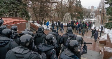 23 Ocak 2021, Rusya, Lipetsk, Navalny 'yi desteklemek için mitingler. Polis memurları zincire vurularak meydandaki protestocuları kovdu. Protestocular polise kartopu attı.