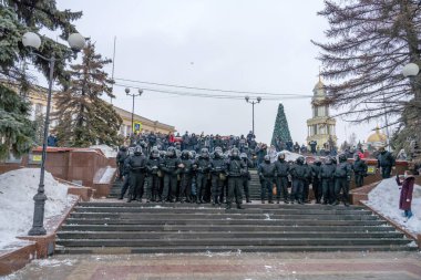23 Ocak 2021, Rusya, Lipetsk, Navalny 'yi desteklemek için mitingler. Polis memurları zincire vurularak meydandaki protestocuları kovdu. Protestocular polise kartopu attı.
