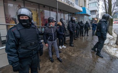 23 Ocak 2021, Rusya, Lipetsk, Navalny 'yi desteklemek için mitingler. Gözaltı eylemleri mitingden sonra da devam ediyor, polis protestocuları şehrin dört bir yanına dağıttı ve gözaltı operasyonları yürütüyor.