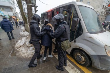 23 Ocak 2021, Rusya, Lipetsk, Navalny 'yi desteklemek için mitingler. Gözaltı eylemleri mitingden sonra da devam ediyor, polis protestocuları şehrin dört bir yanına dağıttı ve gözaltı operasyonları yürütüyor.