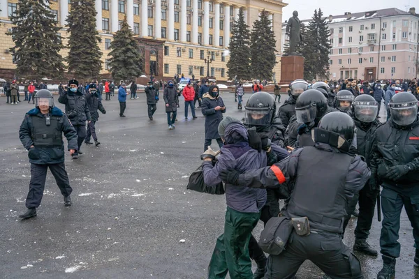 23 Ocak 2021, Rusya, Lipetsk, Navalny 'yi desteklemek için mitingler. Polis, Alexei Navalny 'ye destek için düzenlenen mitingde Lenin Meydanı-Sobornaya' da bir adamı acımasızca gözaltına aldı.