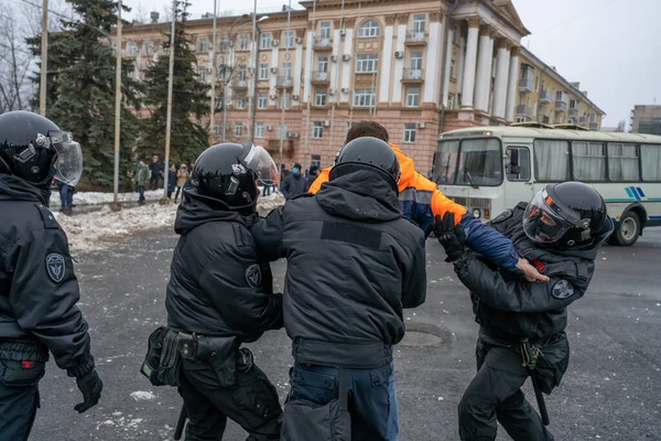 23 Ocak 2021, Rusya, Lipetsk, Navalny 'yi desteklemek için mitingler. Polis, Alexei Navalny 'ye destek için düzenlenen mitingde Lenin Meydanı-Sobornaya' da bir adamı acımasızca gözaltına aldı.