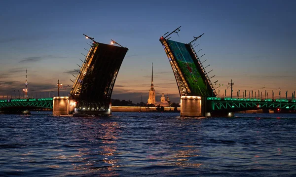 Rusya, St. Petersburg, gece köprüsü inşaatı. Boşanmış Saray Köprüsü 'nden