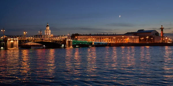 Oroszország, Szentpétervár, éjszakai táj kilátással a kunstkamerára a Neva folyón keresztül — Stock Fotó
