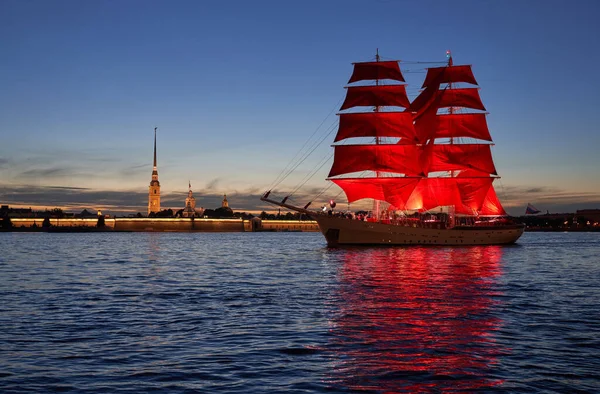 Russia, St. Petersburg, A sailboat with scarlet sails past the Peter and Paul Fortress at night — стоковое фото