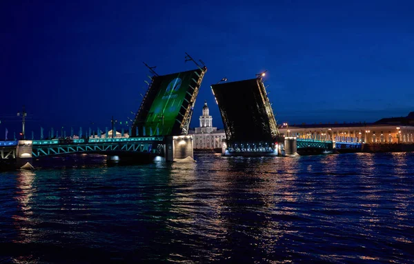Oroszország, Szentpétervár, éjszakai híd építés. Az elvált palota hídon át. — Stock Fotó