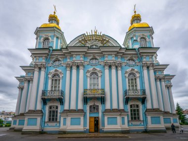 St. Petersburg 'daki Aziz Niklas Kilisesi bulutlu bir gökyüzünün arka planına karşı.
