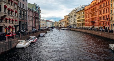 Saint Petersburg 'daki Nevsky Prospekt' ten Moika Nehri Kanalı manzarası.