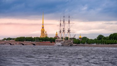 Neva Nehri yatağından gün batımında St. Petersburg 'daki Peter ve Paul Kalesi manzarası.