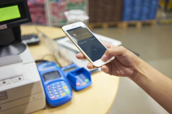 Completing mobile payment — Stock Photo, Image