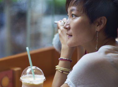 anlık iletiye dinleme Çinli bir kadını closeup