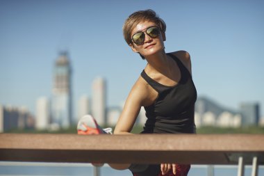 genç kadın manzarası arka plan ile koşu sonra bacak germe