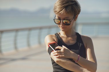 Ne zaman koşu Smartphone kullanan genç Çinli kadın