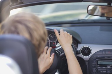 genç kadın bir Cabrio araba yakın çekim