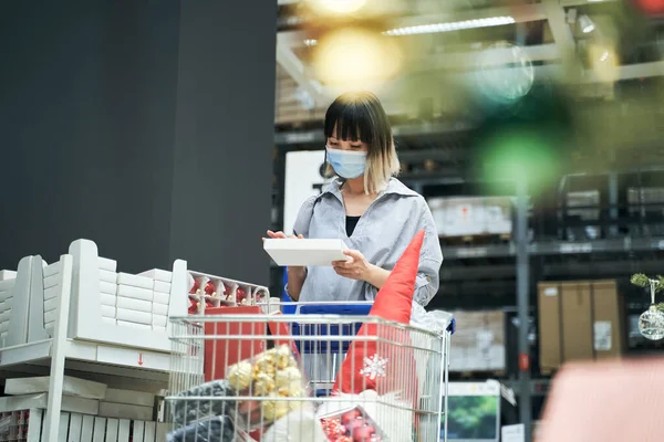 Mulher Asiática Usando Máscara Facial Empurrar Carrinho Compras Loja Armazém — Fotografia de Stock