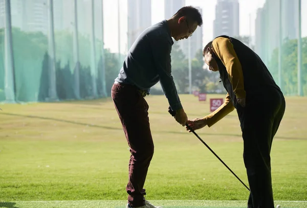Joven Jugador Golf Asiático Aprender Swing Campo Prácticas Instruido Por — Foto de Stock