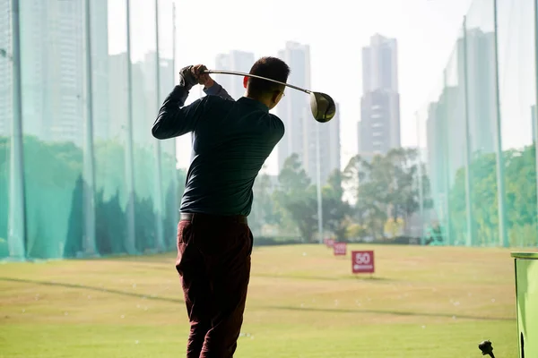 Vista Trasera Del Hombre Asiático Practicando Swing Golf Campo Prácticas — Foto de Stock