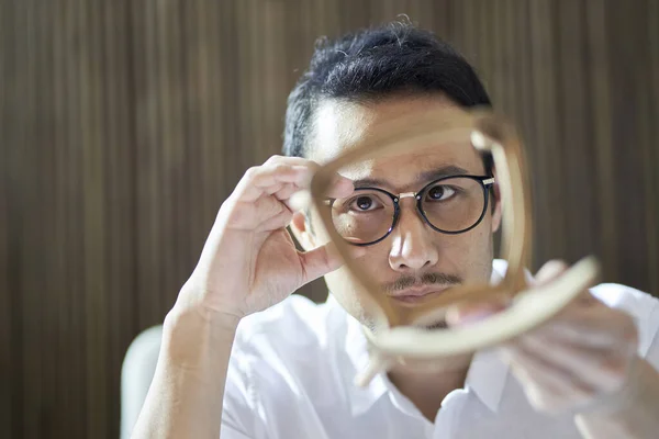 Masada Çalışırken Günlük Kıyafet Tasarlayan Asyalı Tasarımcı — Stok fotoğraf