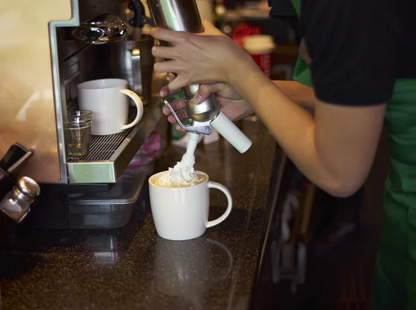 Koffie winkel personeel maken van koffie — Stockfoto