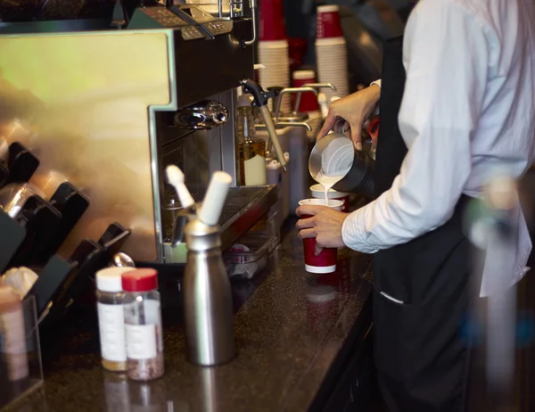 Koffie winkel personeel maken van koffie — Stockfoto