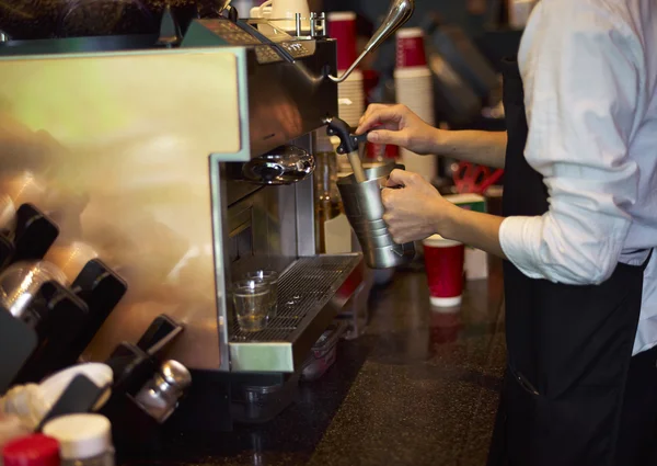 Koffie winkel personeel stomen van de melk — Stockfoto