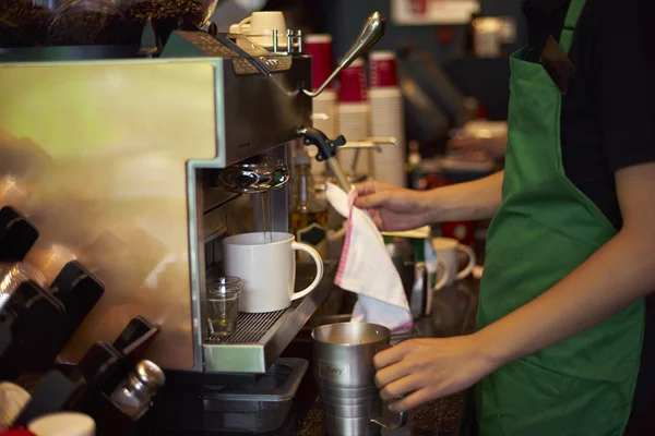 Koffie winkel schoonmaak koffiemachine — Stockfoto