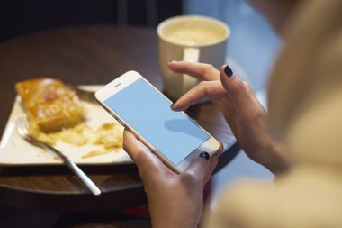 Dalga köpüğü enterne onun smartphone ile kız