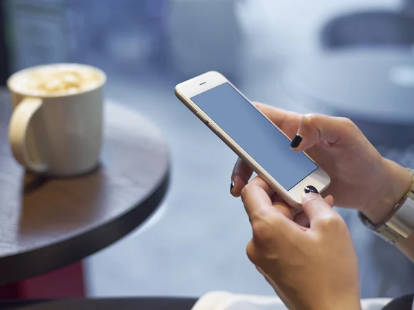 Chica joven jugando smartphone en la cafetería — Foto de Stock