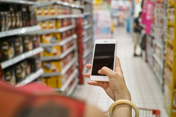 Používání mobilních telefonů na trhu — Stock fotografie