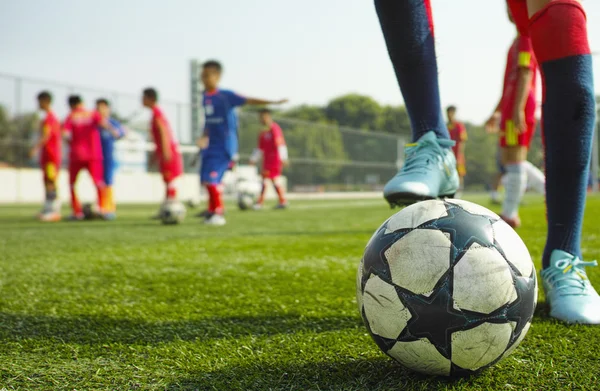 Enfants jouant au football — Photo