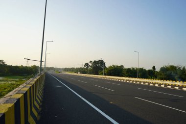 Kırsal Batı Bengal 'de Modern Sokak Işıklı Uzun Boş Otoyol