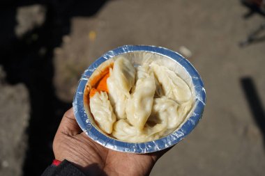 El ele tutuşma buğulama, baharatlı soslu Momos böreği.