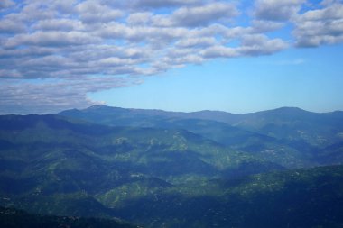 Parlak Mavi Gök Altında Yeşil Yuvarlanan Tepeler Dağılmış Bulutlarla