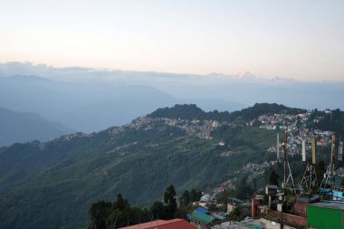 Günbatımında Uzak Kançenjunga Dağı Tepesi olan Darjeeling Tepesi Şehir Merkezi ve Anten Kuleleri