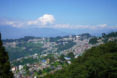 Darjeeling Şehri 'nin panoramik manzarası ve Kanchenjunga Dağ Tepeleriyle Yeşil Yamaçlardaki Evler