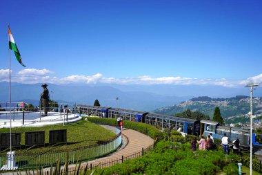 24 Ekim 2023, Darjeeling, Batı Bengal, Hindistan. Batasia döngüsünden Hint Bayrağı ve Dağ Manzaralı Darjeeling Oyuncak Treni