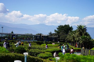 24 Ekim 2023, Darjeeling, Batı Bengal, Hindistan. Manzaralı Batasia Döngü Darjeeling Tren ve Anıt