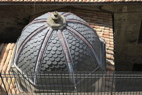 円形の屋根はボルセナの礼拝堂のスレート瓦で覆われています — ストック写真