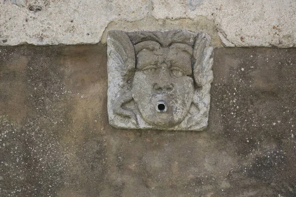 Een Waterspuwer Een Muur Van Een Fontein Pitigliano Italië — Stockfoto