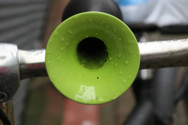 Zielony Róg Kroplami Deszczu Kierownicy Roweru — Zdjęcie stockowe