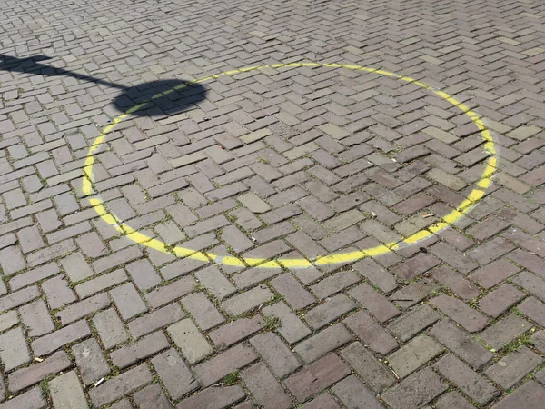 Žlutý Kruh Namalovaný Chodníku Který Vztahuje Dvoumetrové Společnosti — Stock fotografie