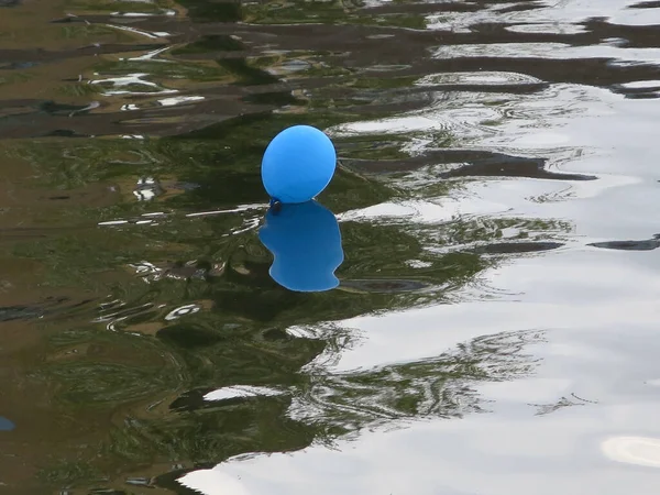 Ein Blauer Ballon Mit Seinem Spiegelbild Der Auf Einem Kanal — Stockfoto