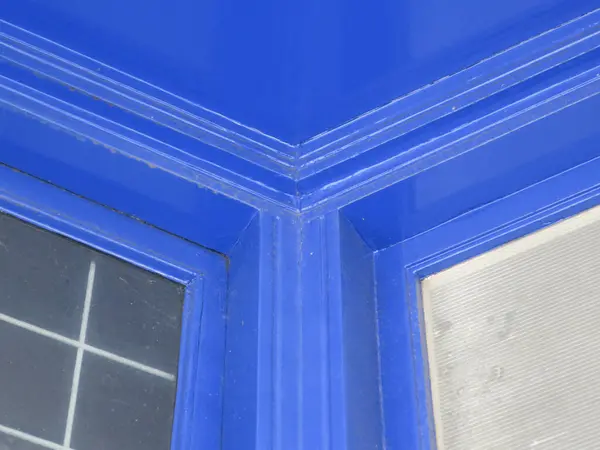 Coin Une Porte Entrée Plafond Peints Bleu Cobalt Brillant — Photo